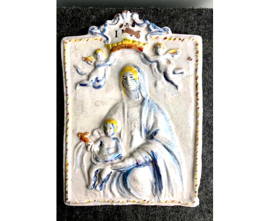 Devotional tile in majolica with compendiary decoration depicting the Madonna with Child and angels.Faenza.     