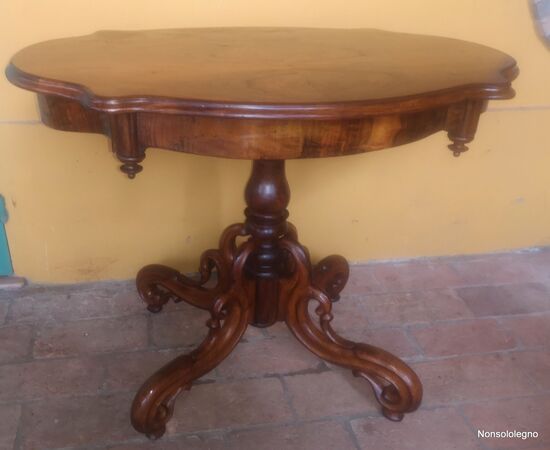 Small Hat Table of the Priest Luigi Filippo Lombardo in walnut     