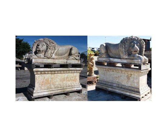 Coppia di leoni in marmo  con basamento