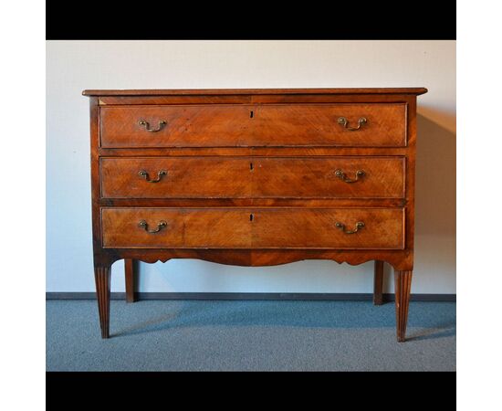 18th century Tuscan chest of drawers in walnut     