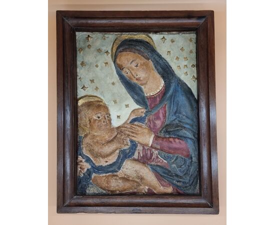 Bassorilievo in stucco policromo raffigurante madonna con Gesù bambino
