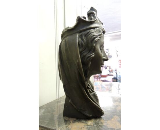 bronze; Queen&#39;s head with crown, 37 cm high, 20 cm wide     