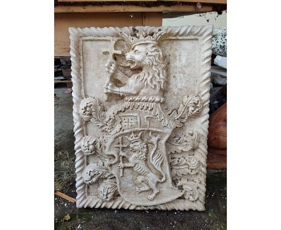 Magnifico stemma in marmo botticino - Famiglia Gonzaga - 59 x 79 cm