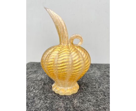 Vasetto in vetro pesante cordonato oro con piccola presa circolare e beccuccio allungato.Barovier & Toso.Murano.