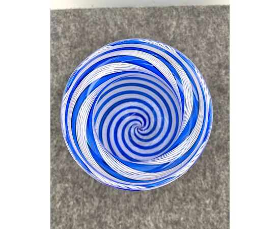 Vaso in vetro sommerso filigrana lattimo e blu.Manifattura Seguso.Murano.