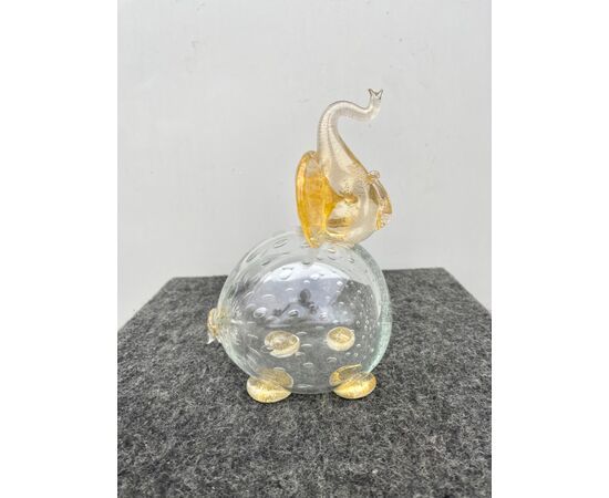 Elefante in vetro soffiato con inclusioni a bolle e foglia oro.Firmato.Murano
