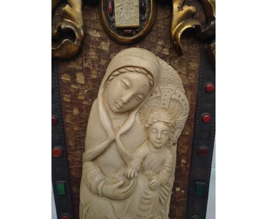 Avorio. Madonna con bambino.  manifattura indoportoghese di Goa del XVIII secolo.