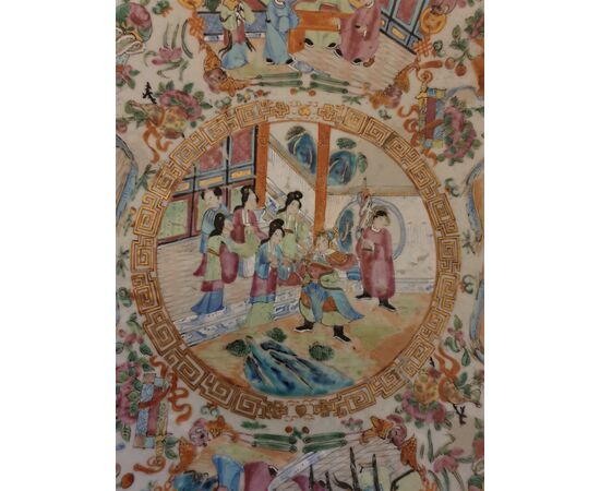 Piatto in porcellana cinese fine XVIII secolo. Diametro cm 47