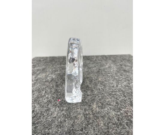 Bassorilievo in cristallo molato con figura dì scoiattolo.Firma,Matts Jonasson.Svezia.