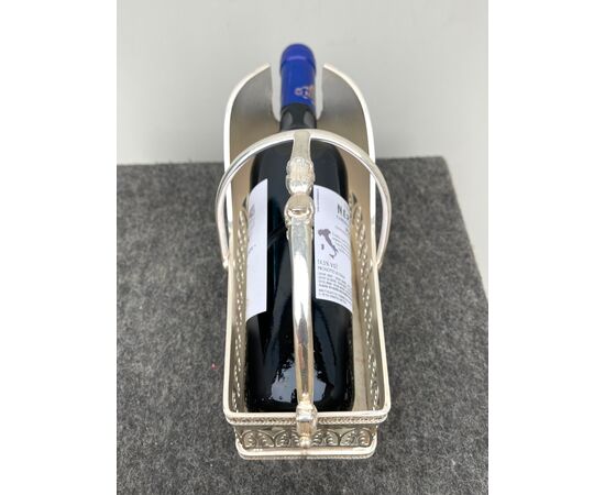 Coppia di contenitori- versatoi per bottiglie di vino in silver plate con motivi vegetali stilizzati e traforati.Stati Uniti.