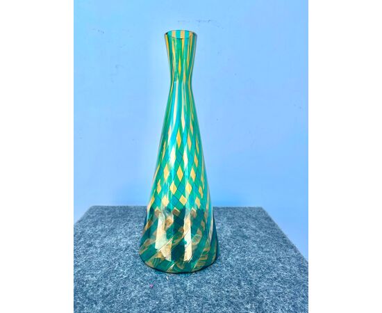 Vaso in vetro verde con fasce verticali a spirale.Firma VeArt ( vetreria artistica Murano 1984.
