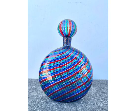 Bottiglia tonda in vetro soffiato con fasce multicolori a spirale.Murano.