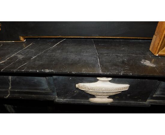 chm717 - fireplace in black marble with white veins, measuring cm l 181 xh 117     