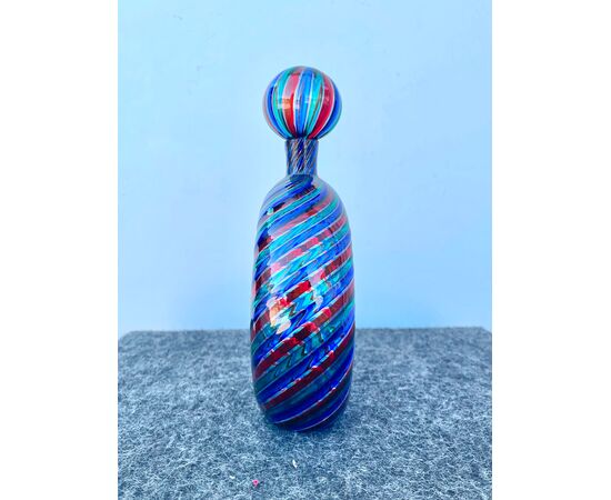 Bottiglia tonda in vetro soffiato con fasce multicolori a spirale.Murano.