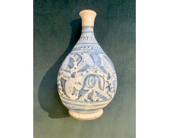 Bottiglia in maiolica con decoro in monocromia turchina a motivi vegetali stilizzati.Montelupo.