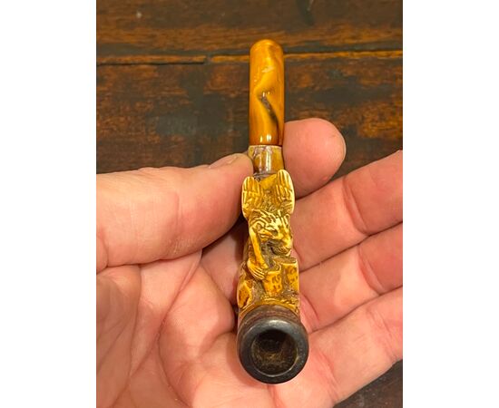 Sea foam pipe (magnesite) with the figure of the Lion of San Marco. Amber mouthpiece. Original box. Italy.     