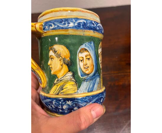 Majolica mug decorated with characters known as &#39;cantors&#39;. Minghetti manufacture, Bologna.     