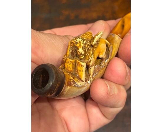 Pipa in schiuma dì mare ( magnesite) con figura dì Leone dì San Marco.Bocchino in ambra.Scatolina originale.Italia.