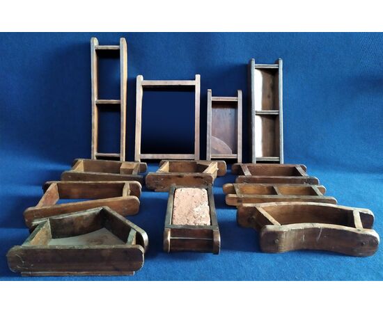 12 molds in wood and iron for bricks - Italy 19th century     
