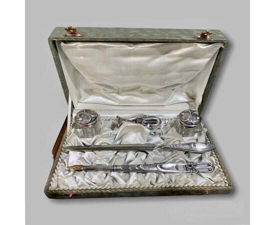 DESK SET IN EMBOSSED SILVER - LIBERTY     