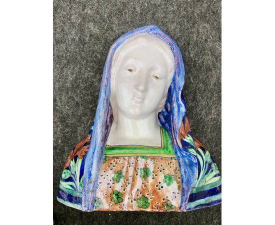 Busto in maiolica di Madonna con decoro floreale stile art nouveau.Manifattura di Angelo Minghetti,Bologna.