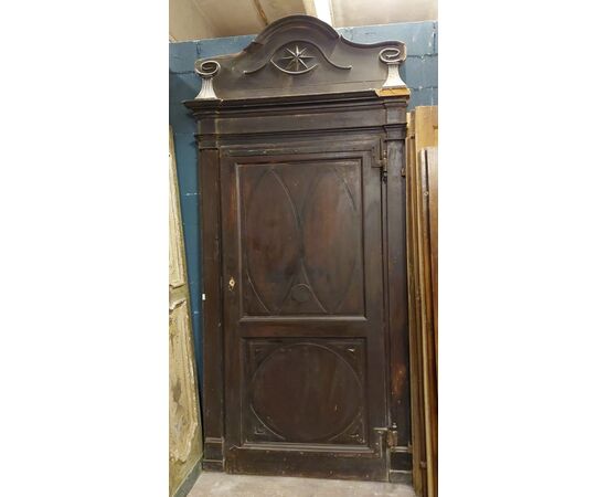 pti698 - walnut door, 18th century, meas. cm l 135 xh 290, light cm l 103 xh 211     