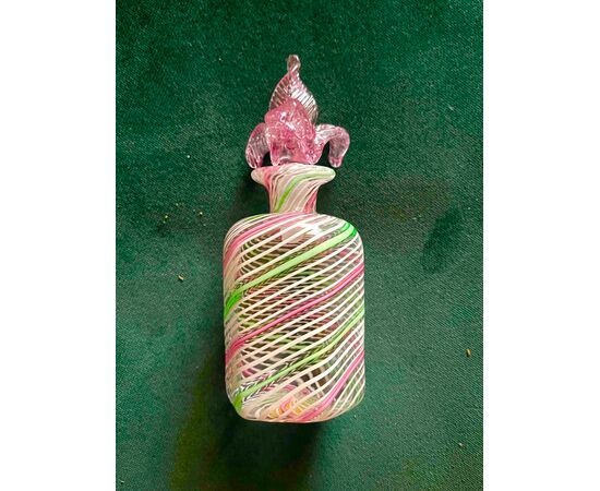 Bottiglietta portaprofumo in vetro mezza filigrana lattimo-verde-rosa e tappo con motivi a foglia.Cenedese Murano.