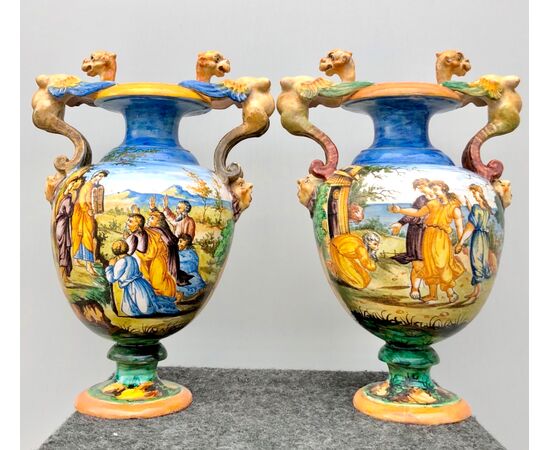 Coppia di vasi in maiolica con manici a grottesche e decoro istoriato stile Urbino.Marca S.C.A Pesaro (Molaroni)