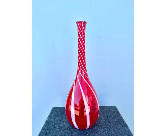Vaso di forma globulare in vetro soffiato rosso con spirali lattimo.Manifattura Nason,Murano.