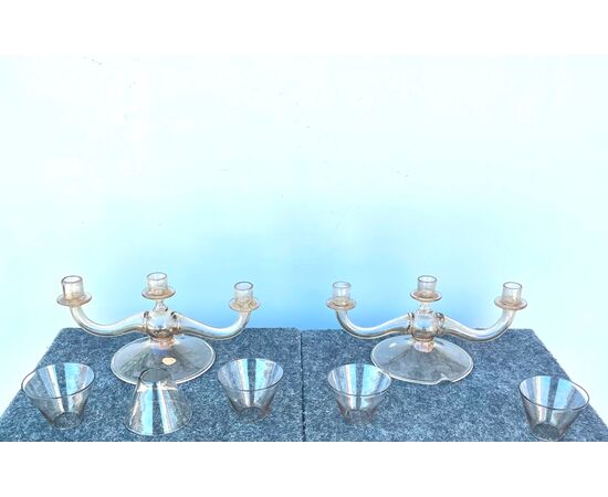 Coppia di candelieri a tre fuochi con forma umana stilizzata maschile e femminile in vetro soffiato leggero paglierino.Manifattura Ferro-Toso -Barovier.Murano