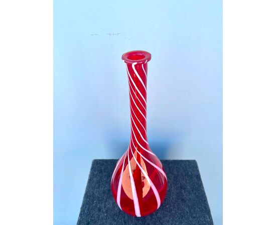Vaso di forma globulare in vetro soffiato rosso con spirali lattimo.Manifattura Nason,Murano.
