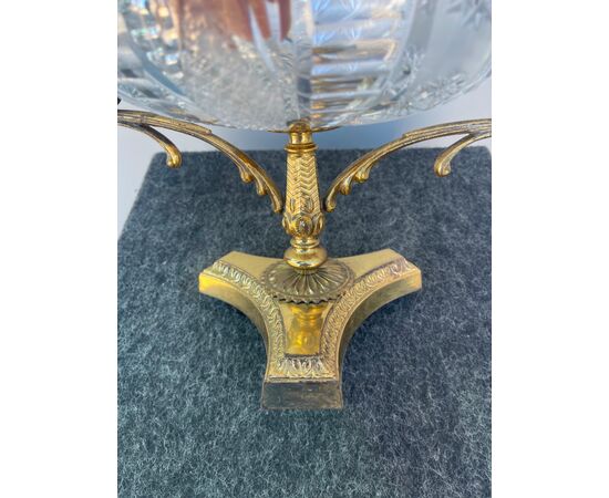 Vase cup centerpiece with two handles, tripod foot in gilded metal and cup in cut crystal.     