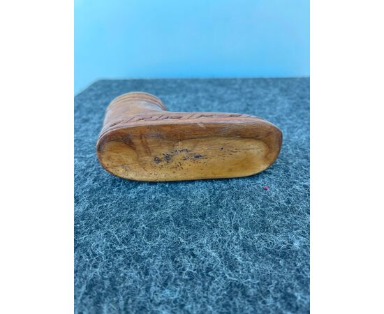 Piccolo vasetto a forma dì scarpa in legno intagliato.
