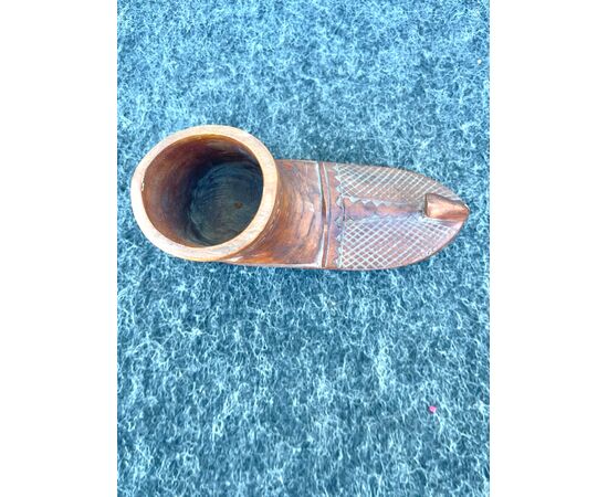 Piccolo vasetto a forma dì scarpa in legno intagliato.