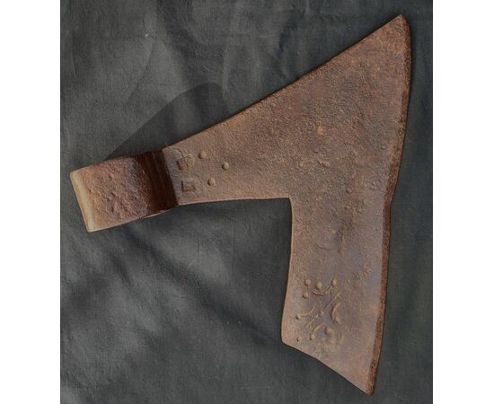 Ascia per squadrare in ferro forgiato ed inciso il XVIII secolo 