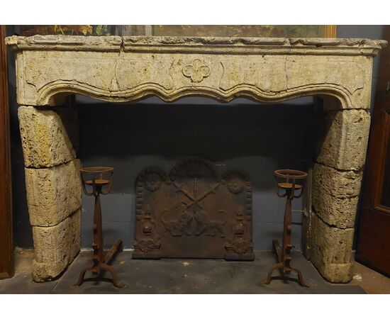 chp347 - Burgundy stone fireplace, 17th century, size cm l 194 xh 132     