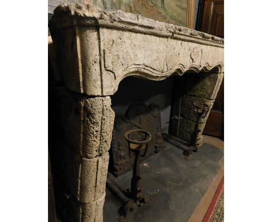 chp347 - Burgundy stone fireplace, 17th century, size cm l 194 xh 132     