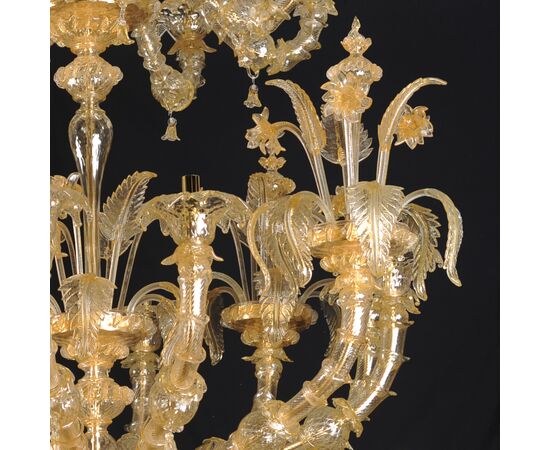 Lampadario Rezzonico realizzato interamente in oro con foglia 24 carati.