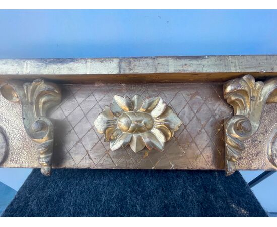 Applique shelf in carved wood and gold leaf with rocaille and floral decoration.     
