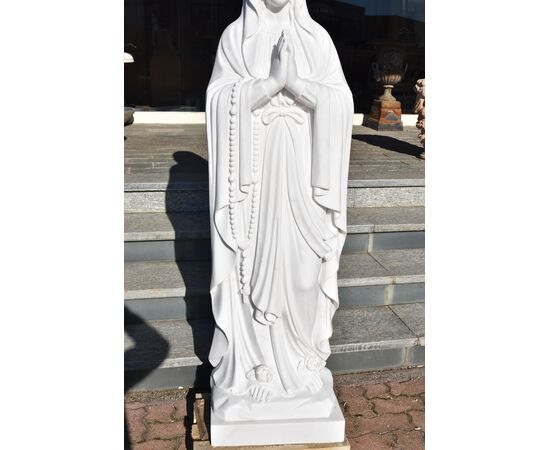 Statue depicting the Madonna in white marble     