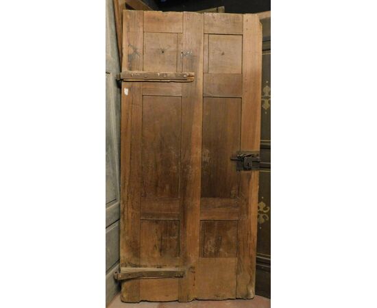 pti708 - walnut door with carved panels, 18th century, measuring cm l 91 xh 193     