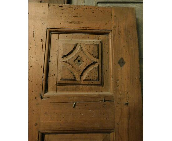 pti708 - walnut door with carved panels, 18th century, measuring cm l 91 xh 193     