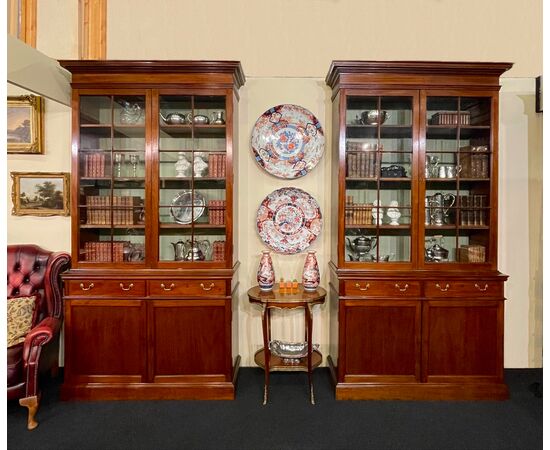 Pair of Giorgian bookcases H 247.5 cm     