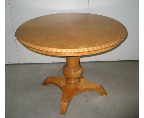 Round table in birch wood extendable.Period beginning of 1900. Art. 0045
