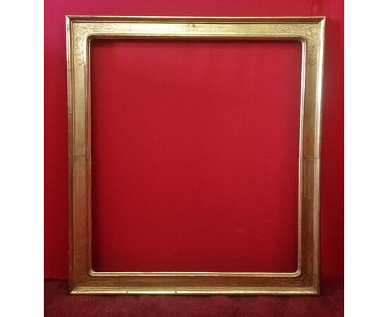 Frame in gilded wood with engraved decoration
