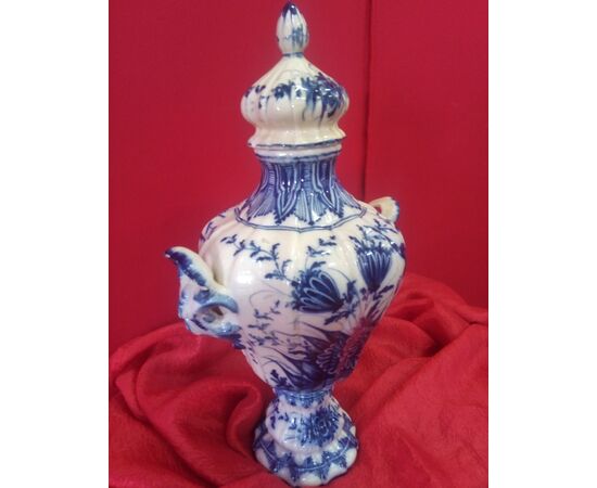 Vaso con tappo in ceramica decorato in blu