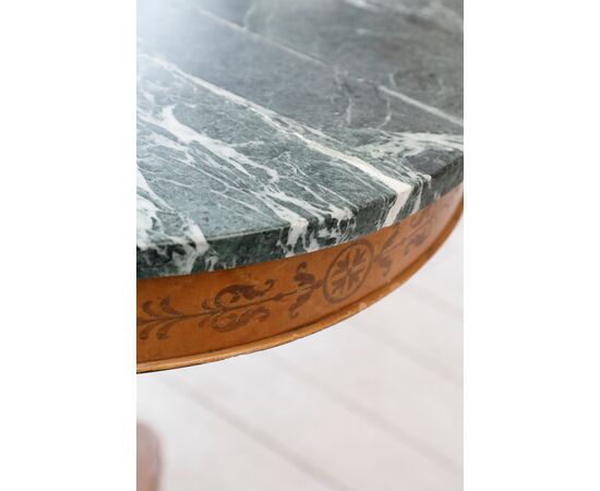 Tavolo rotondo in radica di acero intarsiato con  piano di marmo verde