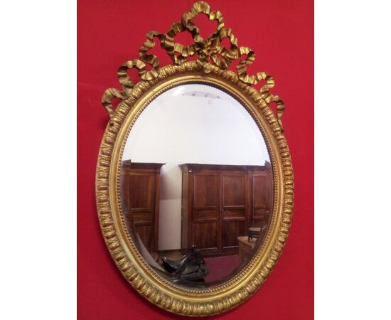 Oval mirror with love knot
