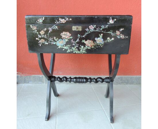 lacquered work table with mother-of-pearl inlays, meas. cm 47 x 29 h 58