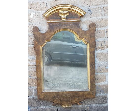 Early '700 mirror in lacquered and gilded wood
